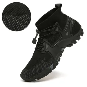 Dettaglio ravvicinato della trama in mesh traspirante di queste scarpe da trekking nere