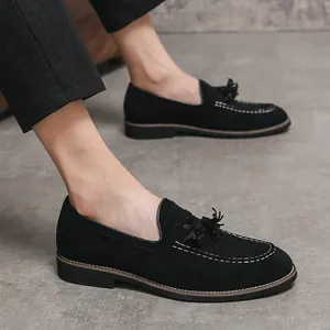 Mocassins élégants en daim noir pour hommes avec glands pour occasions d'affaires
