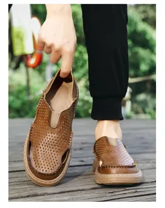 Detailansicht brauner perforierter Leder-Slipper für Herren mit weichen Sohlen.