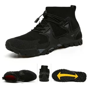 Vista multi-angolo di scarpe da trekking nere con rete traspirante e suola robusta