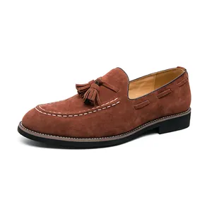 Mocassins à glands classiques en daim marron pour hommes avec surpiqûres moc-toe blanches