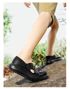 Detailansicht der atmungsaktiven Herren-Ledersandalen mit hohlem Design im Freien