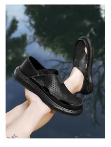 Nahaufnahme von schwarzen atmungsaktiven Leder-Loafern mit weichem Slip-On-Design