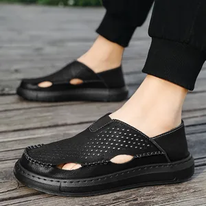Lässige schwarze ausgehöhlte Herren-Sandalen zum Reinschlüpfen mit weichen, atmungsaktiven Sohlen