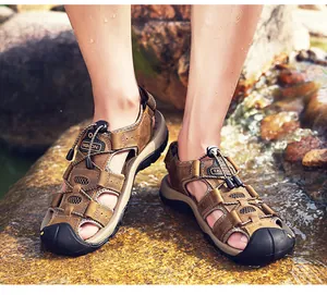 Detailweergave van heren lederen outdoor sandalen met dichte teen bij een beek