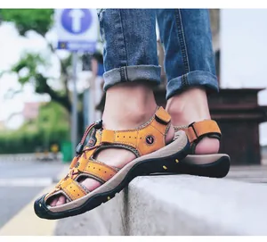 Close-up van gesloten leren herensandalen voor buiten met een stevige beschermende neus