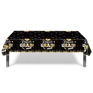Detailansicht der schwarz-goldenen Abschlusstischdecke mit 'Congrats GRAD!' Aufdruck