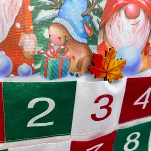 Nahaufnahme der Taschen eines Adventskalenders mit Gnomen und nummerierten Fächern.