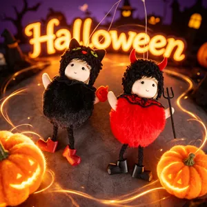 Ornamenti per bambole di peluche di Halloween con costumi da gatto e diavolo in scena
