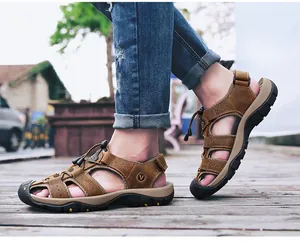 Bruine outdoor herensandalen van microvezelleer met een beschermende gesloten neus