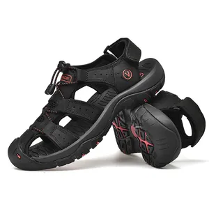 Gedetailleerde weergave van outdoor sandalen voor heren met neusbescherming en rode details.