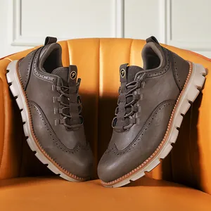 Hochwertige, leichte braune Herrenschuhe aus Leder mit Budapester Muster und dicker Sohle