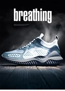 Zijaanzicht van ademende mesh sneakers met dikke profielzool op houten achtergrond.