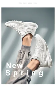 Detail van witte ademende mesh sneakers met een lichte gebreide textuur