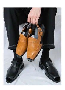 Vista detallada de sandalias de cuero brillante y transpirable para hombre en marrón