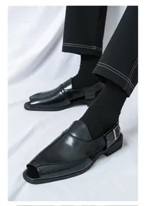Sandalias de hombre en cuero negro brillante con punta abierta y hebilla ajustable