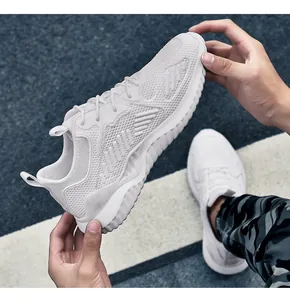 Detailopname van witte ademende mesh sneakers die flexibiliteit en comfort demonstreren