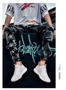 Detail van witte ademende mesh-sneakers in een trendy stedelijke streetstyle-setting.