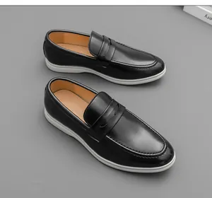 Vue détaillée de mocassins noirs pour hommes avec semelles blanches contrastées