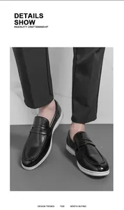 Vue détaillée de mocassins en cuir noir pour hommes avec semelle blanche et pantalon