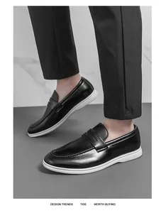 Gros plan de mocassins en cuir noir pour hommes avec semelles blanches, style chic