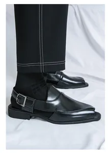 Elegantes sandalias de cuero negro brillante para hombre con hebilla y punta fina