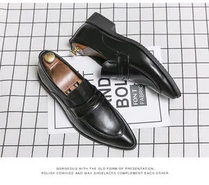 Makroansicht von poliertem schwarzem Leder auf eleganten Business-Slippern für Herren.