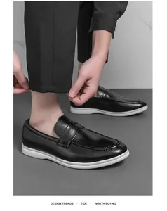 Gros plan de mocassins noirs pour hommes avec semelles blanches en style chic et décontracté.