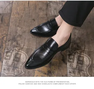 Detailansicht polierter schwarzer Leder-Business-Schuhe für Herren mit spitzer Kappe.