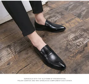 Detailansicht polierter schwarzer Leder-Loafer auf Vintage-Holzboden
