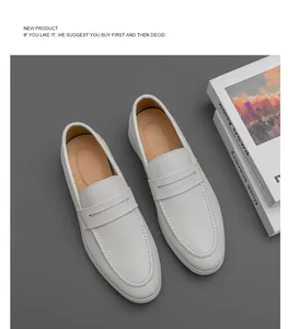 Vue détaillée montrant la texture des mocassins en cuir blanc pour hommes style chic