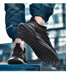 Detailopname van zwarte ademende mesh sneakers met getextureerde rubberen zool