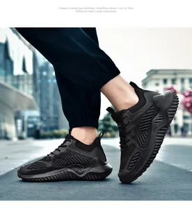 Gedetailleerd zijaanzicht van zwarte fly-knit mesh sneakers bij iemand buiten