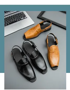 Vista superior de sandalias de cuero para hombre en negro y marrón junto a un portátil