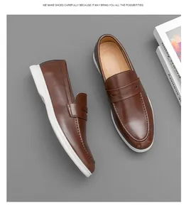 Détails des mocassins classiques en cuir marron avec des semelles blanches confortables