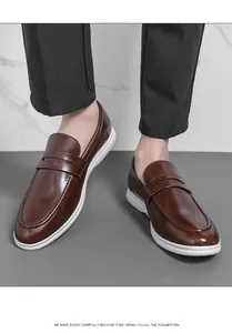 Détail de mocassins en cuir marron pour hommes avec semelles blanches confortables
