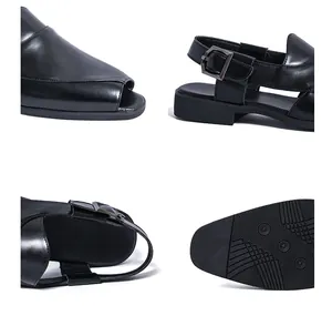 Detalles de primer plano de las sandalias de hombre de cuero negro brillante con hebilla