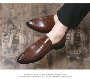 Nahaufnahme von braunen spitzen Lederschuhen im klassischen britischen Business-Stil.
