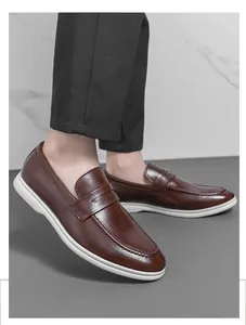 Vue détaillée de mocassins en cuir marron pour hommes avec semelles en caoutchouc blanc.