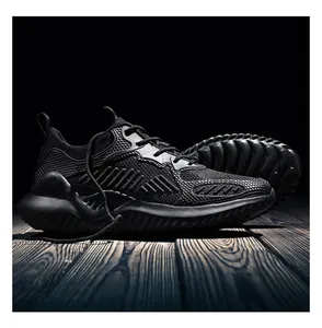 Macro detail van zwarte ademende fly-knit mesh sneakers op een donkere houttextuur