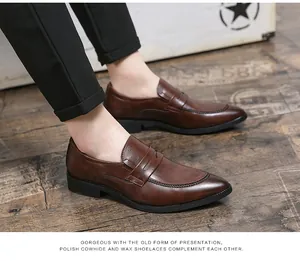 Detailansicht eleganter brauner Penny Loafers aus poliertem Rindsleder für Herren