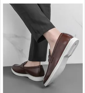 Vue détaillée des mocassins classiques en cuir marron pour hommes à semelle blanche