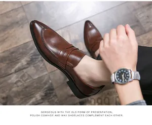 Detailansicht von braunen polierten Leder-Business-Schuhen für Herren auf Holz.