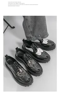 Nahaufnahme von schwarzen Lackleder-Brogues mit dicken Profilsohlen und Muster-Einsätzen