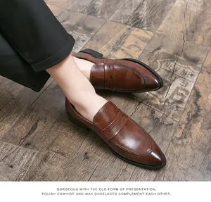 Detailansicht der Textur von polierten braunen Leder-Loafers an einem männlichen Modell