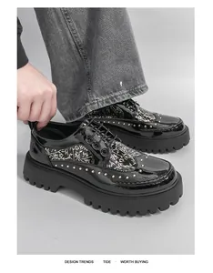 Detail der schwarzen Herren-Brogue-Schuhe aus Lackleder mit dicken Sohlen und Goldmuster