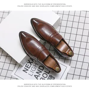 Elegante braune Leder-Loafer für Herren mit spitzer Zehenpartie und poliertem Finish
