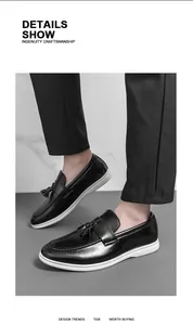 Gros plan de mocassins en cuir noir avec glands et semelles blanches pour hommes