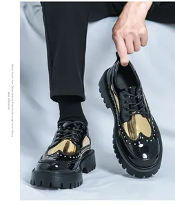Detailansicht von schwarzen Lackleder-Brogues für Herren mit goldenen Akzenten und Profilsohle