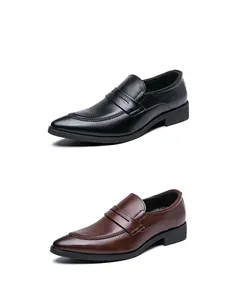 Detailansicht von formellen Penny-Loafers für Herren in Schwarz und Braun Leder.
